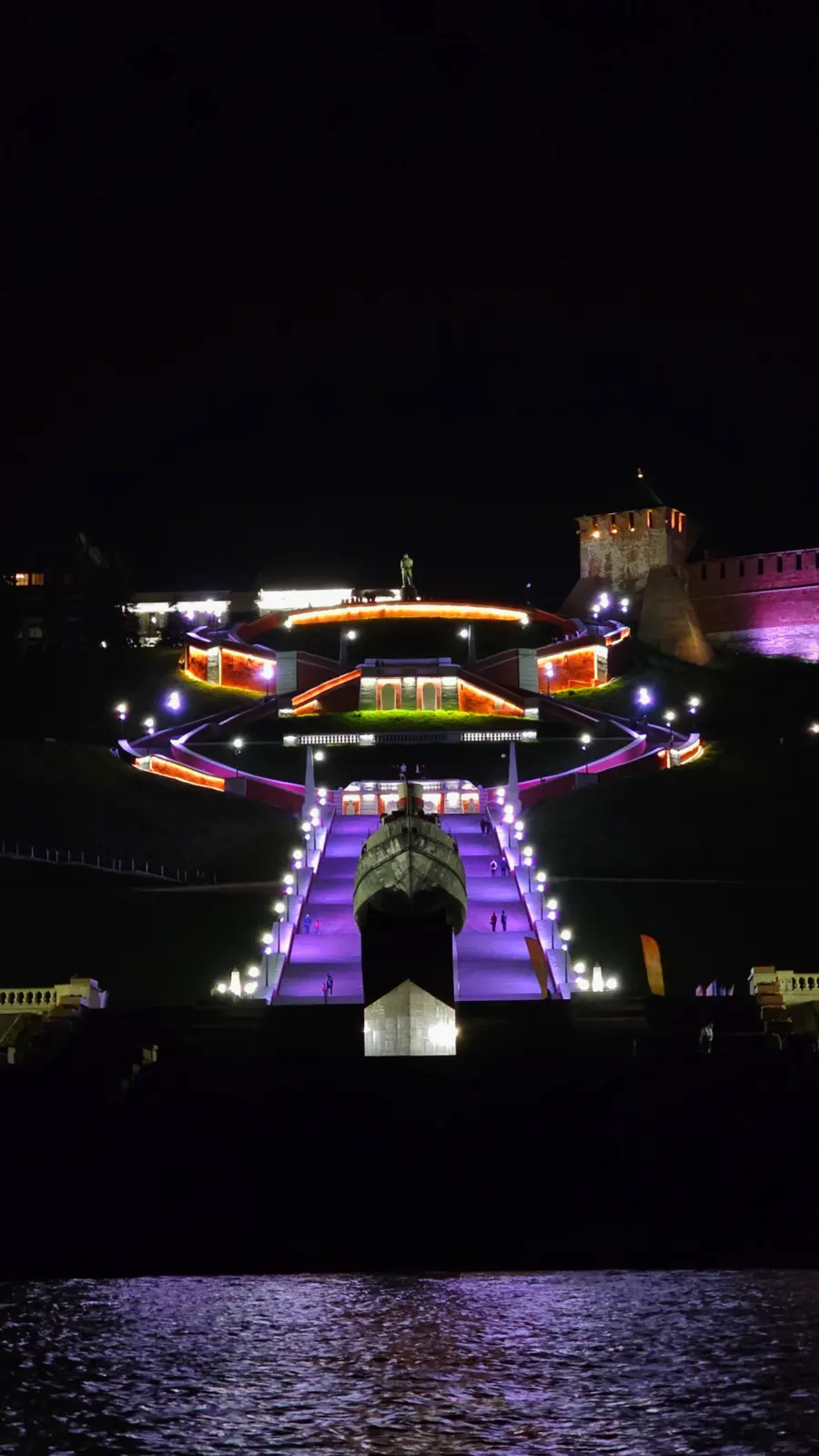 Романтичный Нижний на вечерней прогулке на катере
