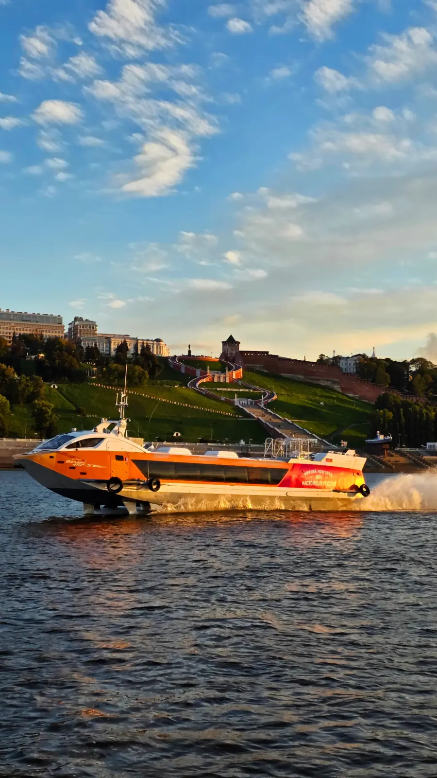 Нижний Новгород на большом катере: мосты, набережные, панорамы