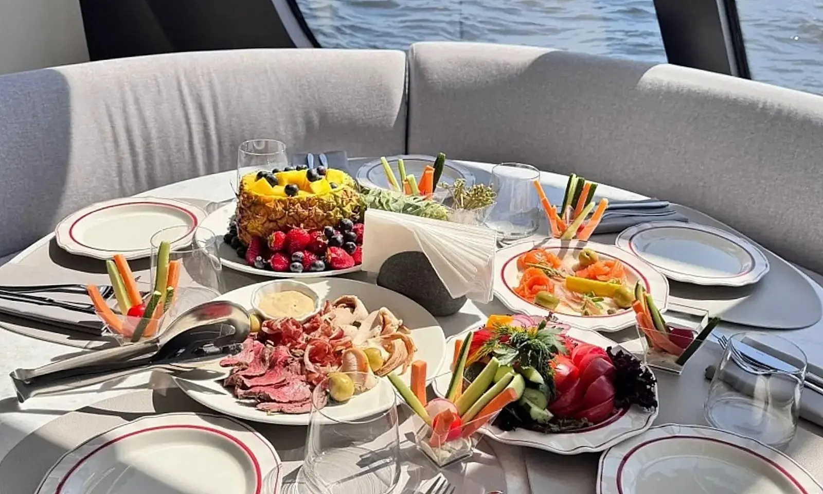 Прогулка со вкусом: Нижний Новгород с воды на электросудне «Петергоф»
