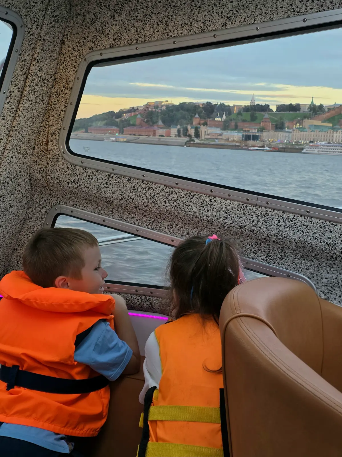 Нижний Новгород на большом катере: мосты, набережные, панорамы