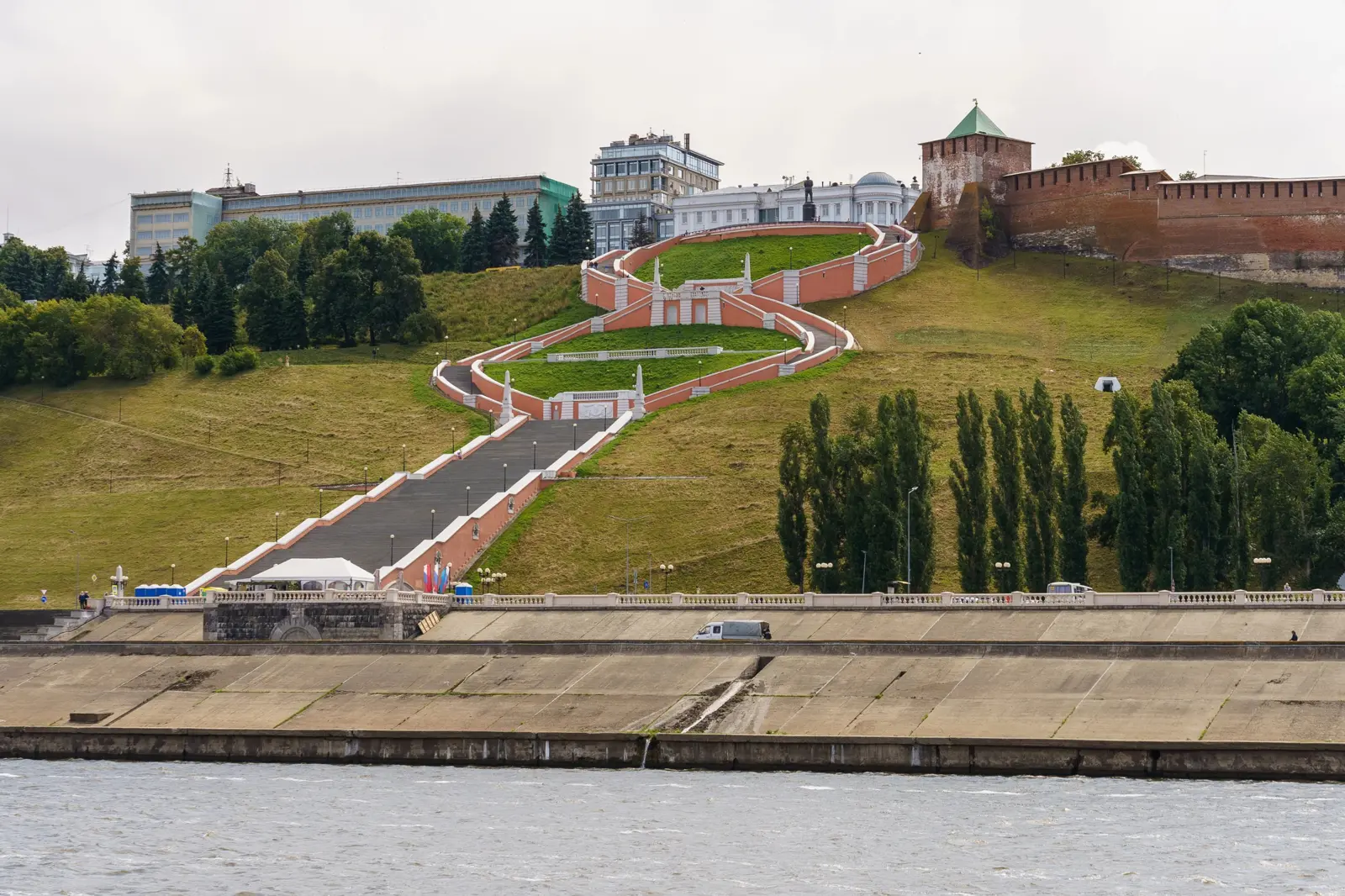 Нижний Новгород с воды — на тихоходном катамаране