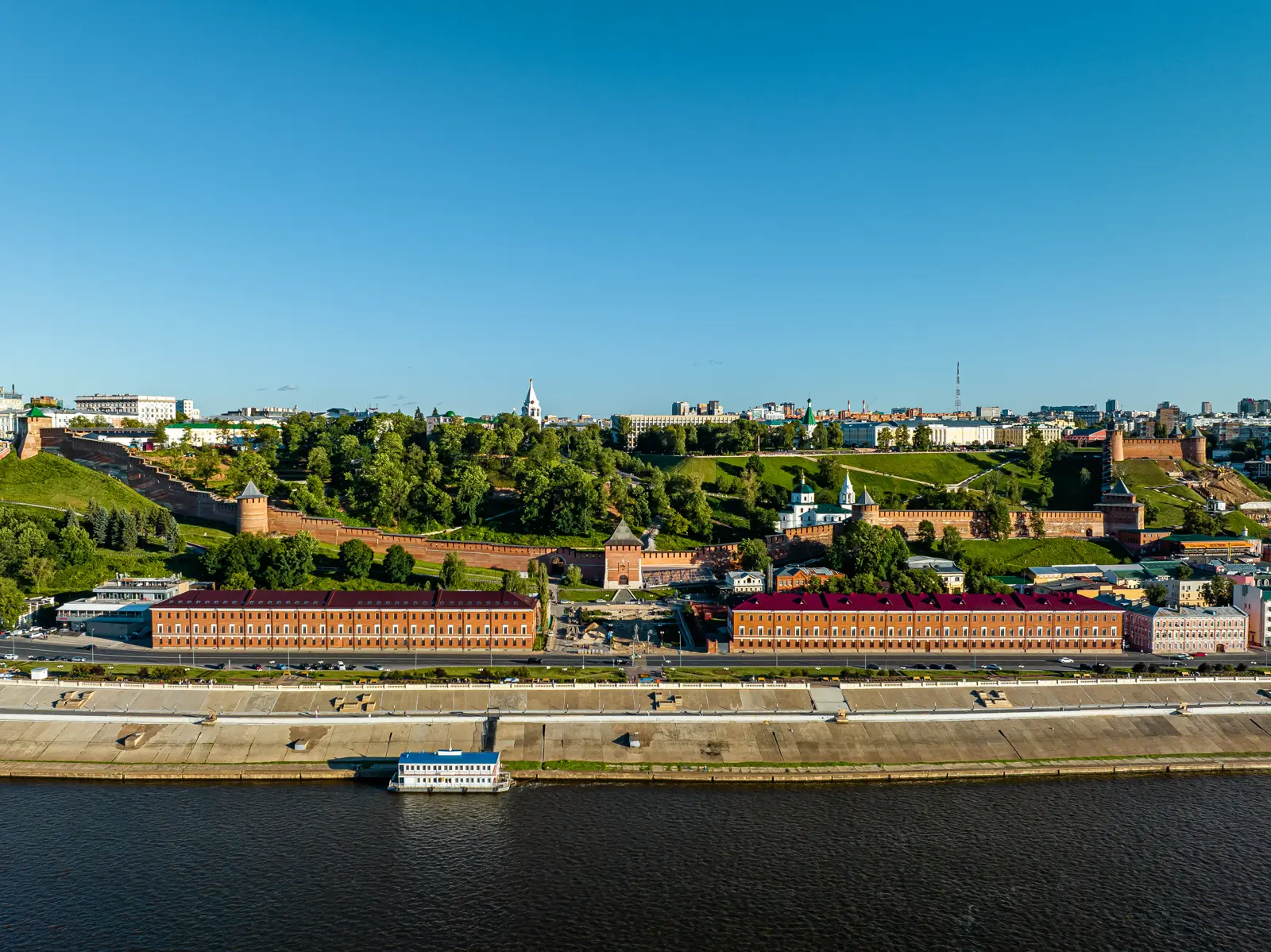 Прогулка на яхте вдоль берега Нижнего Новгорода с экскурсией и пикником
